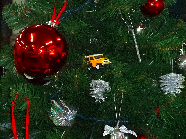 クリスマスツリーの中にランクルが！？