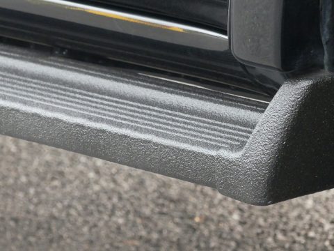 サイドステップもLINE-X施工済みで、滑り止め効果もバッチリ♪ サイドステップもLINE-X施工済みで、滑り止め効果もバッチリ♪