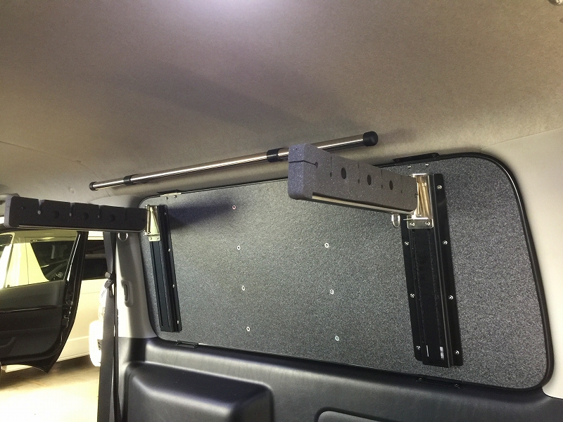 OGUshow OGUshow:オグショー ESサイドロッドホルダー (W) 追加ホルダーのみ (4本積み) TOYOTA 200系ハイエース ESウィンドパネル (ナット有り) 装着車 トランスポータープロショップ「オグショー」 &frasl; ESロッドアタッチメント