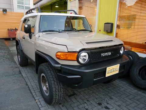 先行ＵＰパートⅢ♪♪ベージュのＦＪクルーザー！左ハンドルのコンビニエンス＆オフロードＰＫＧが入庫です＾＾