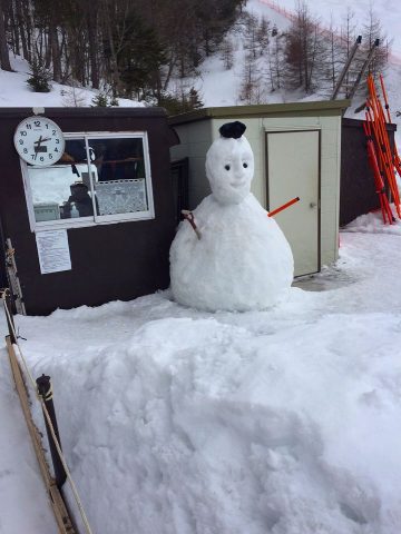 雪だるま　リフト乗り場　スキー場