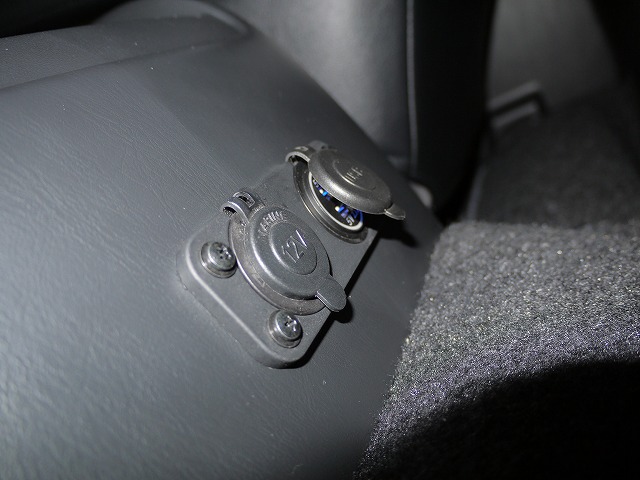 ハイエースコンソール裏USB・１２V電源ユニットのご紹介☆｜ハイエース好きなんだもん ハイエース専門店BLOG｜flexdream blog