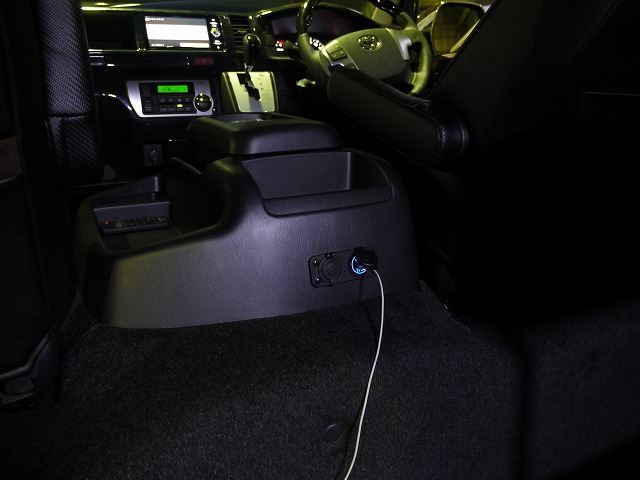 ハイエースコンソール裏usb 12v電源ユニットのご紹介 ハイエース好きなんだもん ハイエース専門店blog Flexdream Blog ハイエースコンソール裏usb 12v電源ユニットのご紹介 ハイエース好きなんだもん ハイエース専門店blog Flexdream Blog