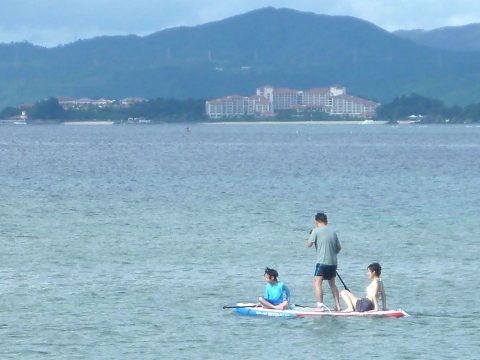 スタンドアップパドルサーフィン（SUP）3人乗り中