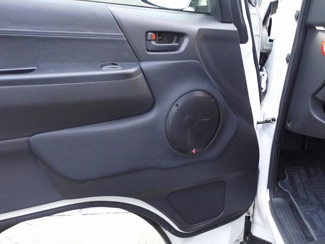 【新車外し】200系　ハイエース　5型　純正 フロント ドア スピーカー 16cm  新車外し 送料込 即決 ハイエース 200系 純正 左右 フロントドア