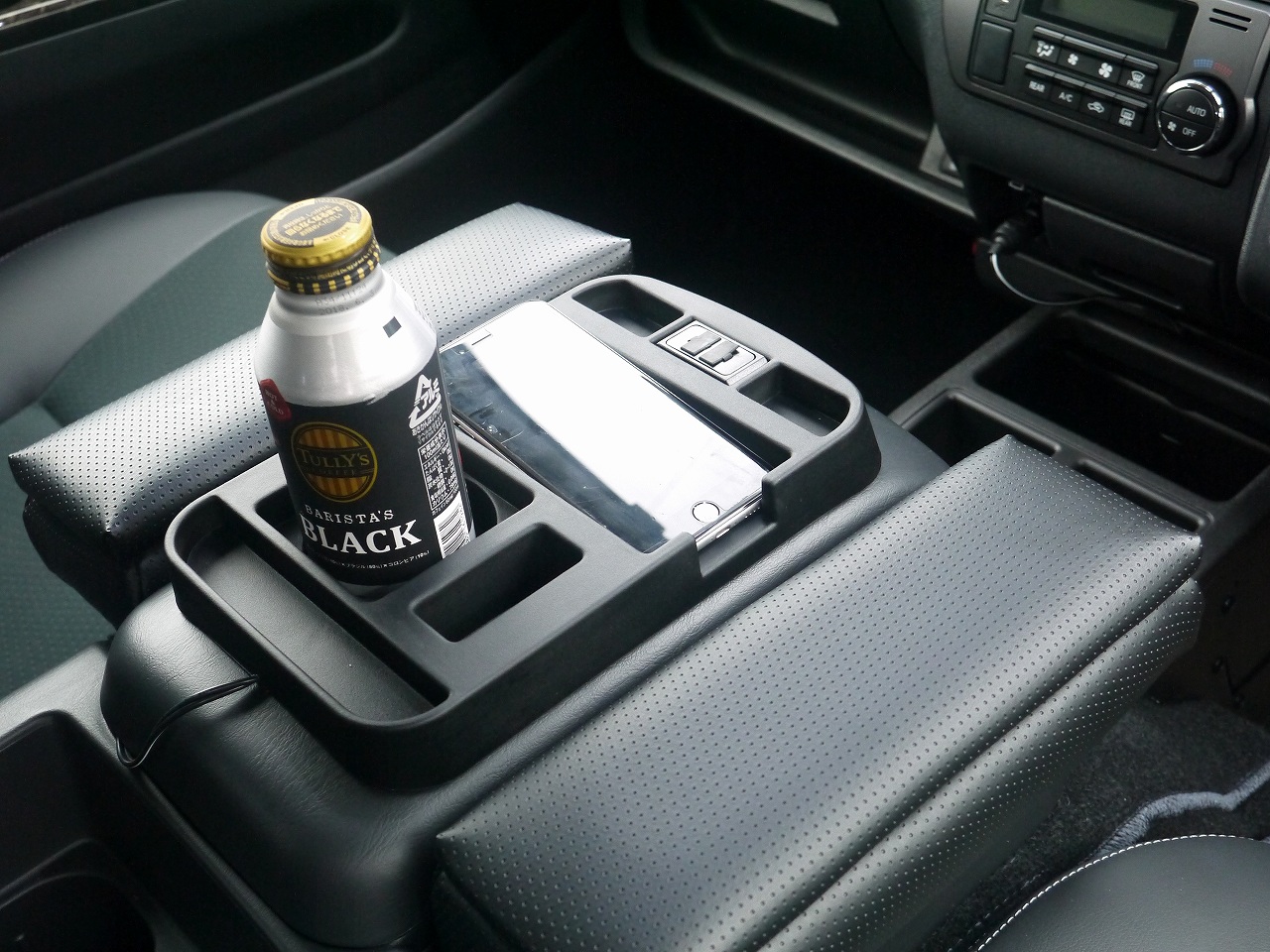 カップホルダーやスマホトレー以外にも多機能で便利♪ カップホルダーやスマホトレー以外にも多機能で便利♪