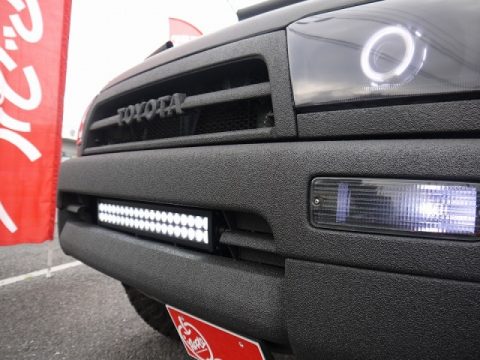 TOYOTAエンブレムグリル　LEDライトバー　ノーズブラ　ダブルイカリングプロジェクタースモークヘッドライト　LINE-X