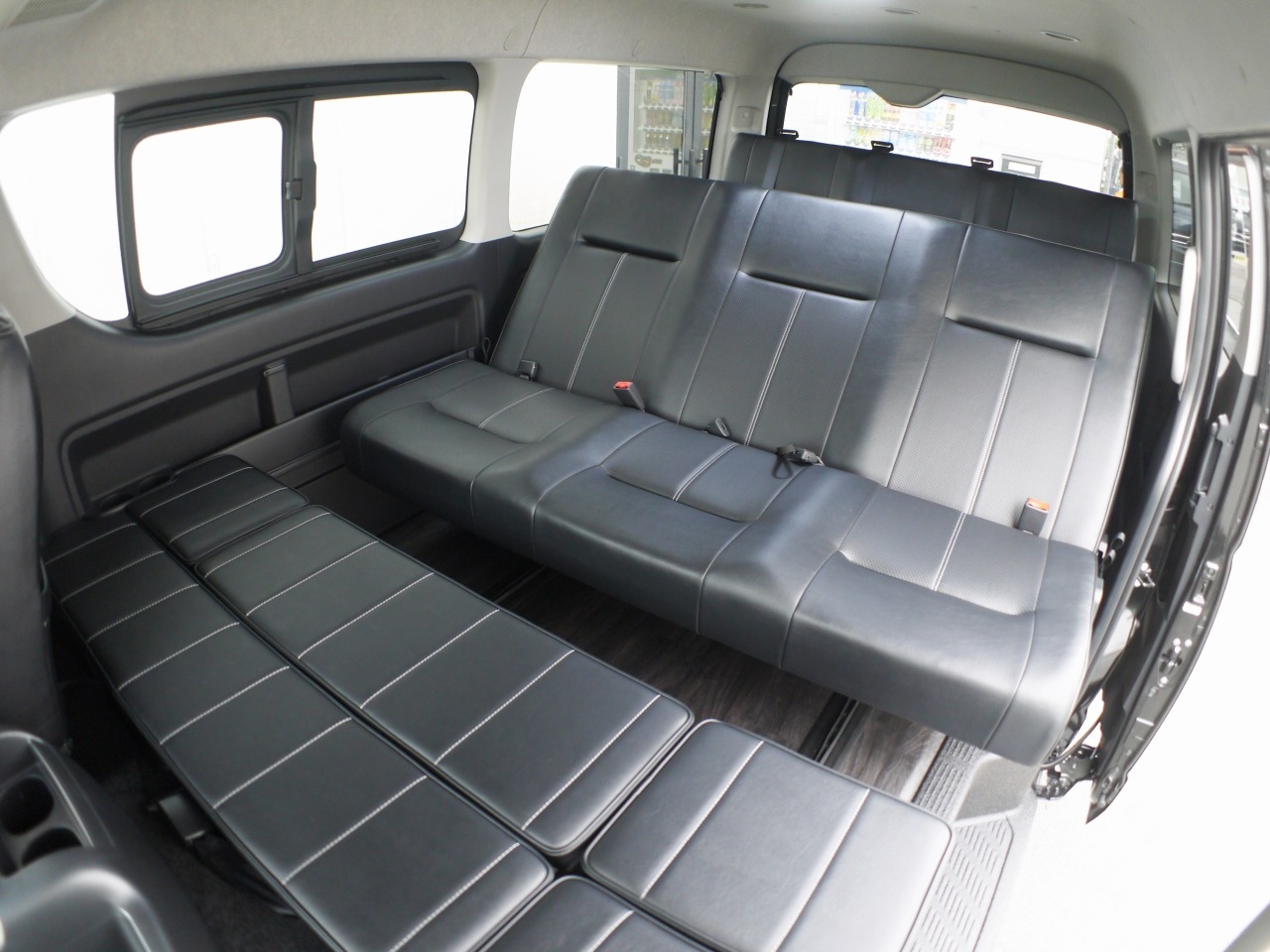 車中泊できる街乗り仕様車“FD-BOX3T”後ろ向き 車中泊できる街乗り仕様車“FD-BOX3T”後ろ向き