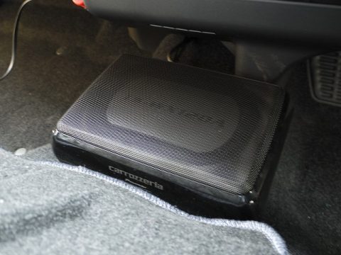 カロッツエリアのサブウーファー【TS-WX120A】ハイエースに取り付けいたしました (3) カロッツエリアのサブウーファー【TS-WX120A】ハイエースに取り付けいたしました (3)