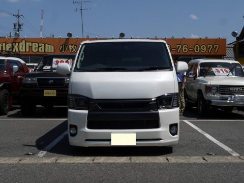 3型ハイエースSGLナローバンを4型フェイスにしてカスタムされたお客様のお車をご紹介いたします。