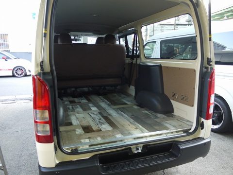 M様に納車したライトイエローのDXバンをカスタム【シートカバー・床張り】いたしました (2) M様に納車したライトイエローのDXバンをカスタム【シートカバー・床張り】いたしました (2)