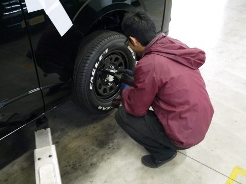 新車ハイエースバン カスタム中・・・