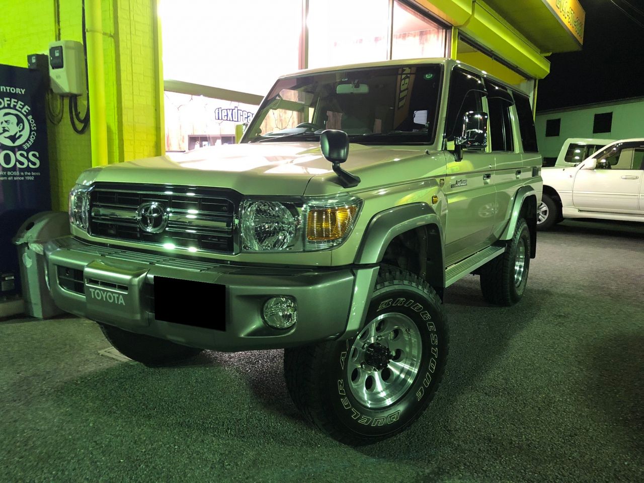 入庫速報！ 再販ランドクルーザー70 GRJ76K ４×４ ２インチリフトアップ 超低走行車両！！｜ランクル専門店ですのでランドクルーザーだけ..｜flexdream  blog