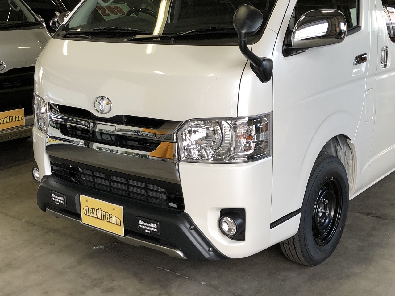 最旬ダウン TRD ハイエース LED ナロー フロントバンパーガード カスタム デイライト付き ワイド フロントスポイラー 200
