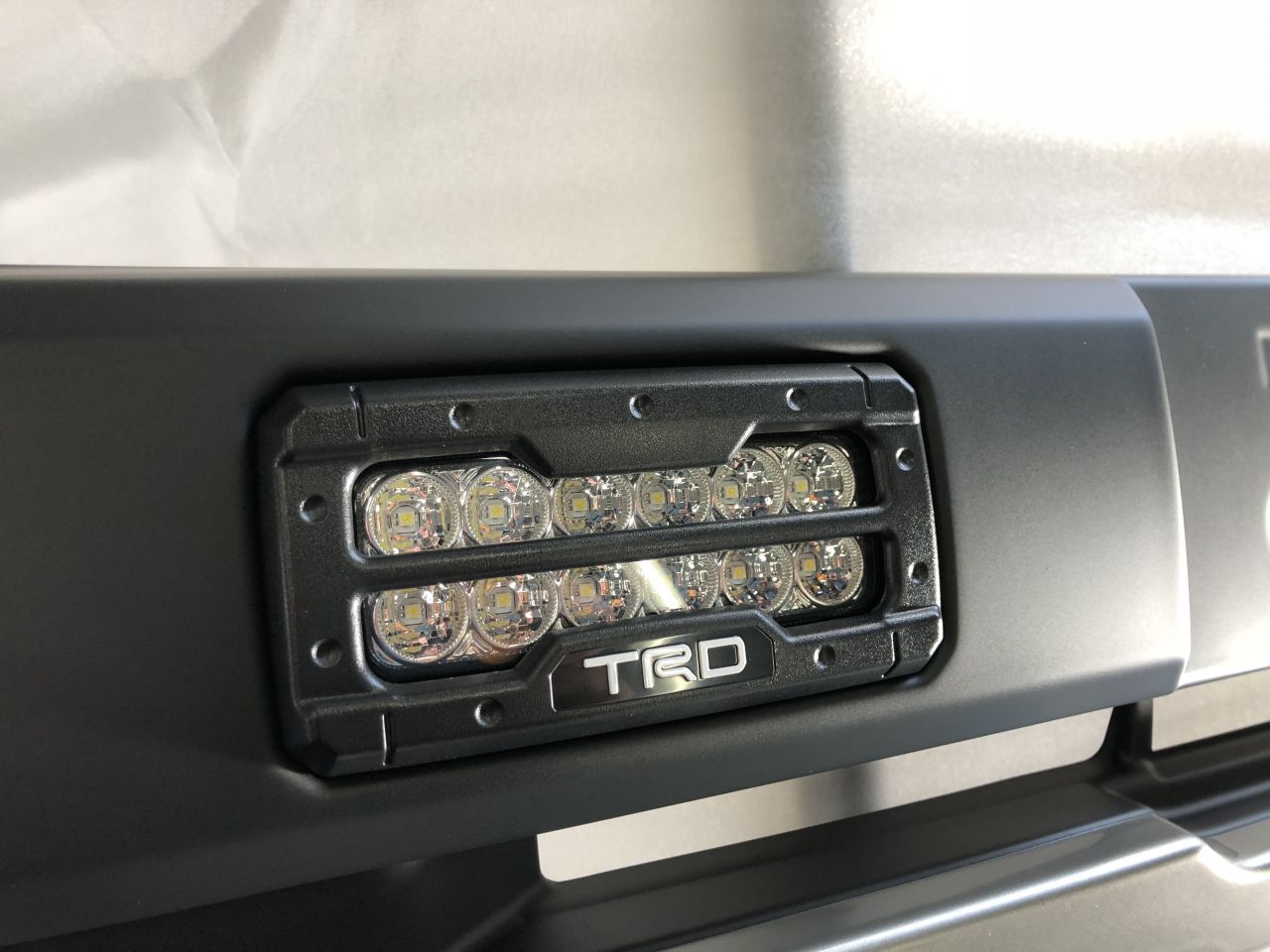 最新オプションのTRD：LED付フロントスポイラー取り付け！ 新車 