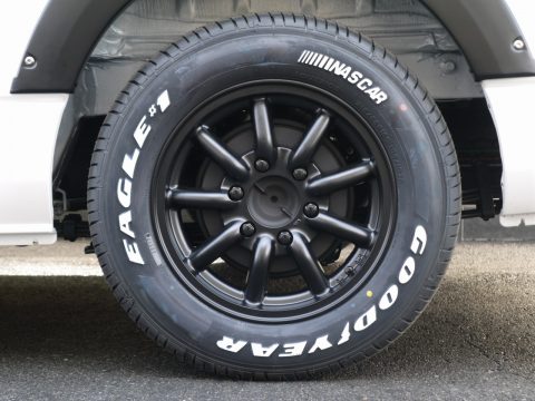 ヴァローネMC-9×Goodyear：ナスカー