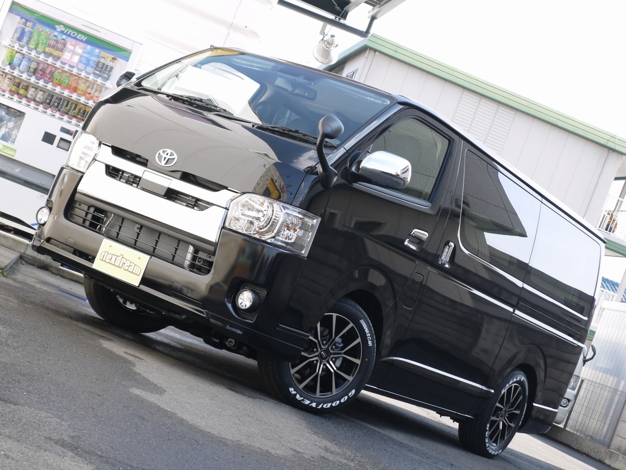 店頭在庫 新車ハイエースバン 一部改良後新型4wd 27年式レジアスエースバン ダークプライム にtrd Led付フロントスポイラー装着 ハイエース専門店のライトキャンピングカー Flexdream Blog