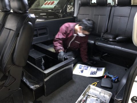 新作後ろ向きベッドキット取り付け中 新作後ろ向きベッドキット取り付け中