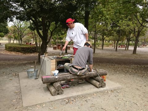 高崎店BBQ：男連中が焼き担当