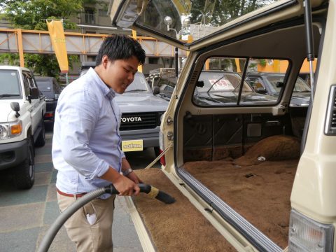 ご納車のお車を準備(ちょっとあご出てますが真剣です）