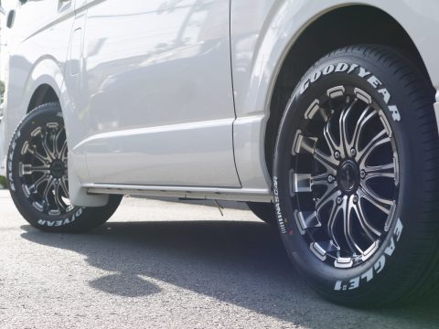 ロクサーニ：バトルシップ × Goodyear：ナスカー 17-in