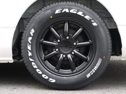 ヴァローネ：MC-9 × Goodyear：ナスカー