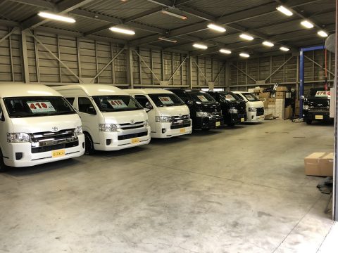 新車をゆっくりご覧いただける屋根付きバックヤード