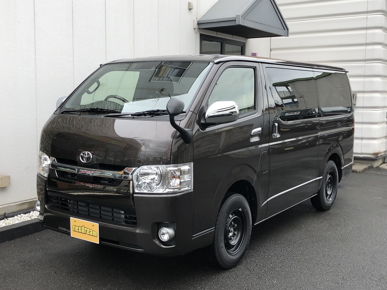 店頭在庫車両として50周年記念仕様が早速入庫 新車ハイエースバン スーパーgl 4wd 新特別仕様 50th Anniversary Limited ハイエース専門店のライトキャンピングカー Flexdream Blog