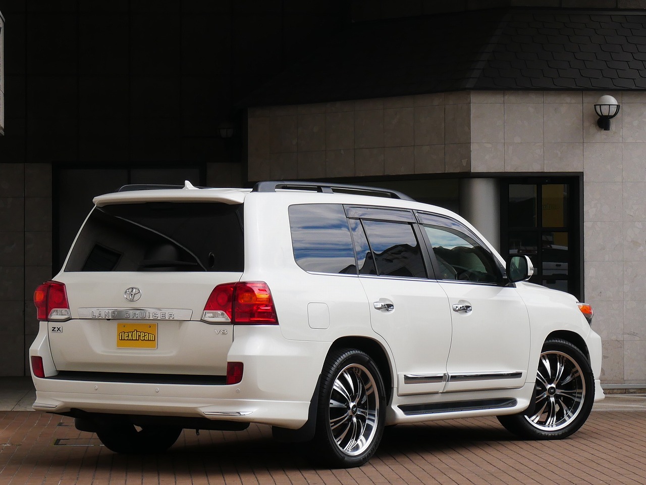 入庫速報 人気の高級suv ランクル２００がフレックスドリーム仙台東店に仲間入り ランクル専門店のキャンプ アウトドアビークル Flexdream Blog