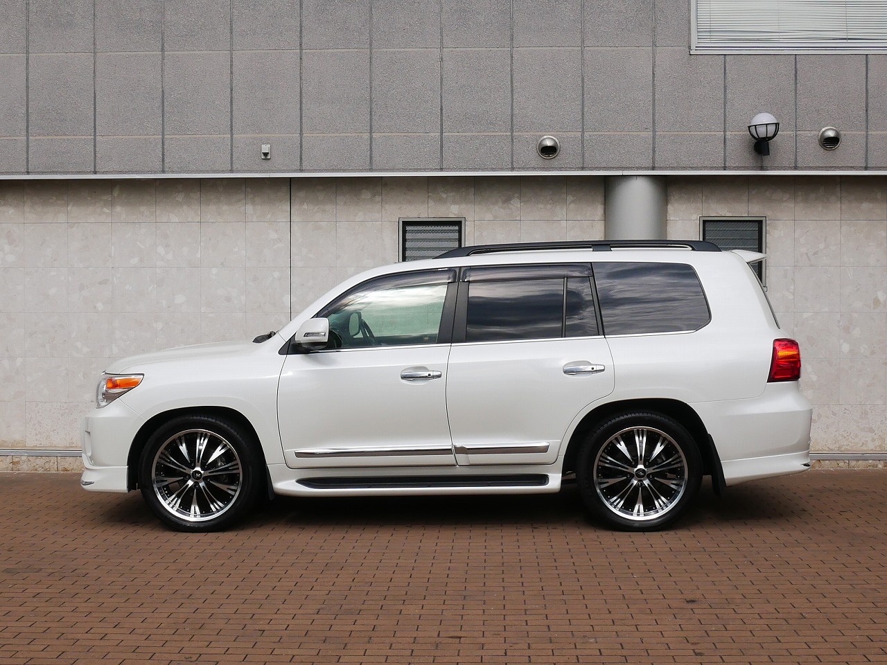 入庫速報 人気の高級suv ランクル２００がフレックスドリーム仙台東店に仲間入り ランクル専門店のキャンプ アウトドアビークル Flexdream Blog