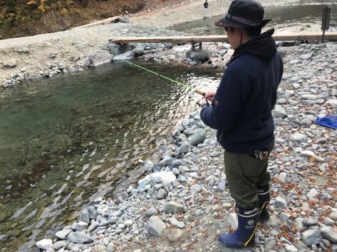 釣りをする松本さん