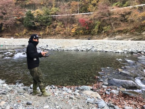 釣りをする高倉さん