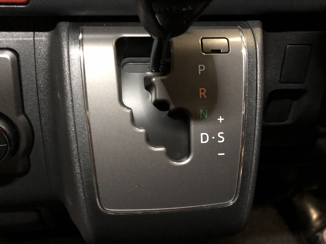 これが0系ハイエース最終型 今更ながら4型ハイエースのモデルチェンジをおさらい 前篇 13 14年 ハイエース専門店のライトキャンピングカー Flexdream Blog