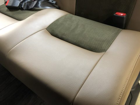 肌触りの良いモケットとのツートーン仕上げ 肌触りの良いモケットとのツートーン仕上げ