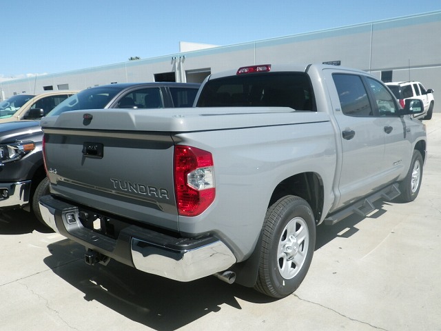 2019年式 アメリカモデル タンドラ SR5 クルーマックス 4WD 新車 セメント グレー シルバー LEER トノカバー 2019年式 アメリカモデル タンドラ SR5 クルーマックス 4WD 新車 セメント グレー シルバー LEER トノカバー