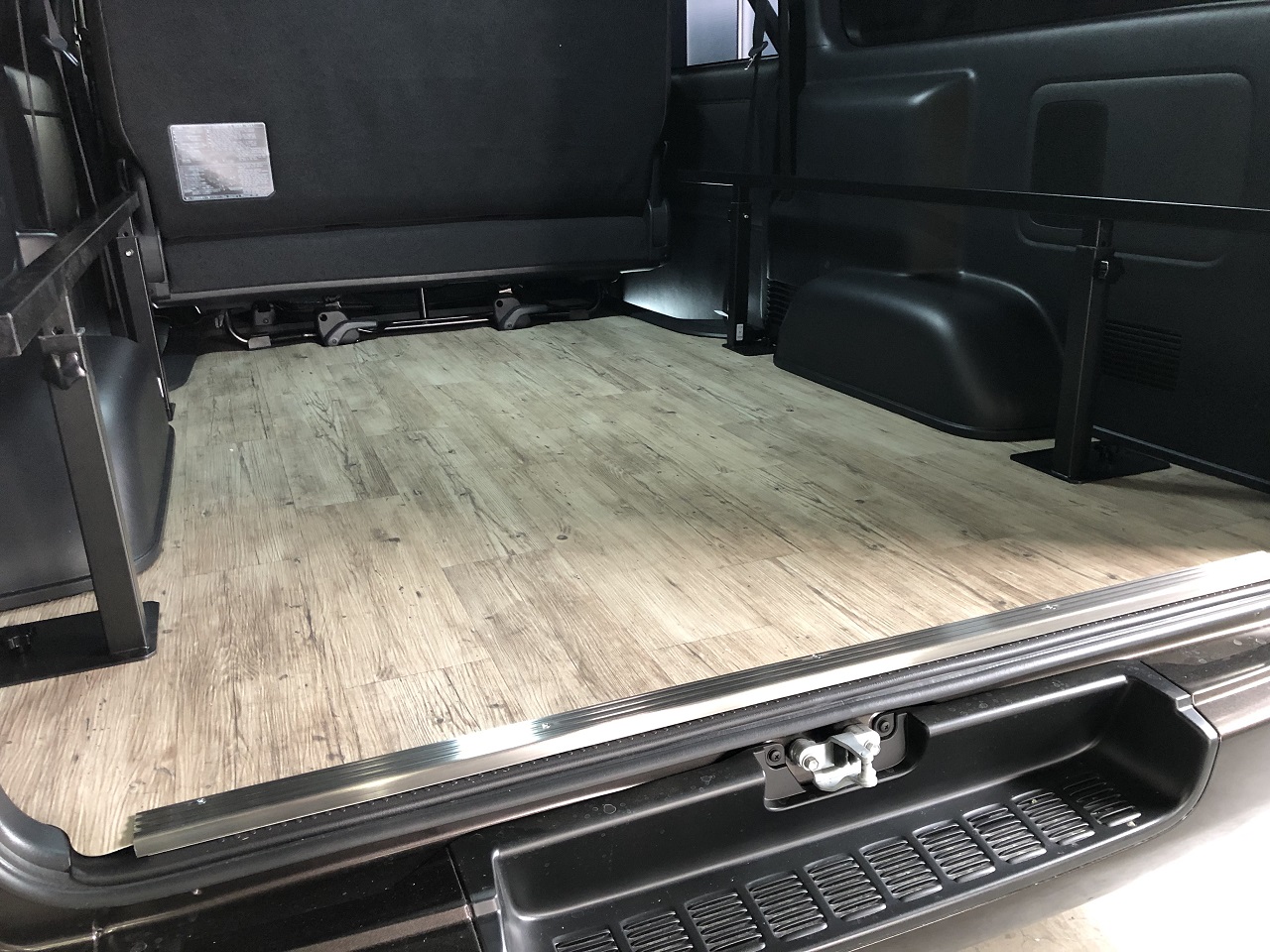 Lines 床貼りキット パイン木目 を50th Anniv 新車ワイドバンに取り付けました ハイエース専門店のライトキャンピングカー Flexdream Blog