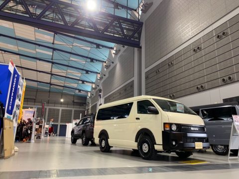 新車ハイエースワゴンデモカー