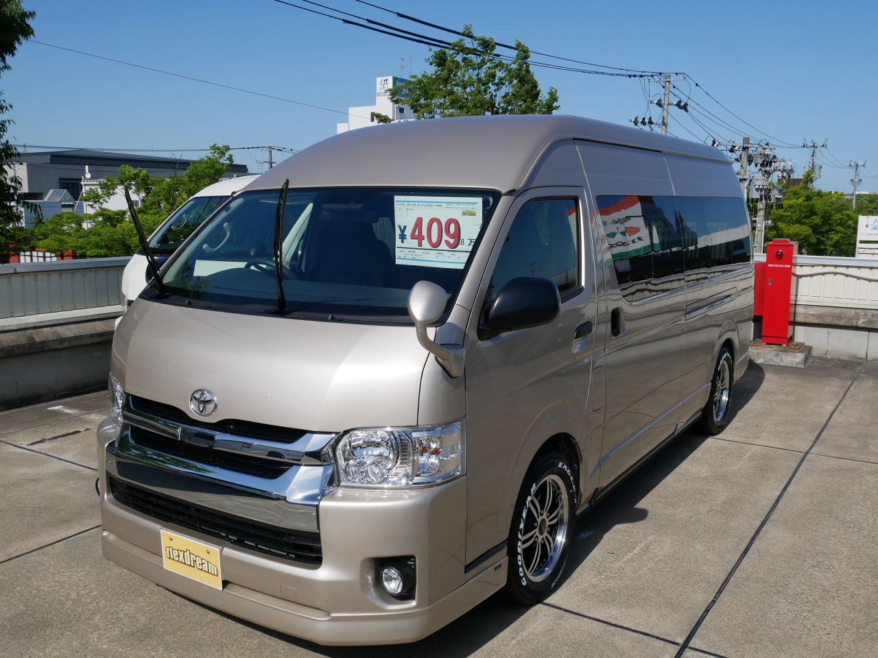 新車ハイエースv スーパーロング Dx Glパッケージ 4wd 特設カラー4r4ベージュメタリック カスタムコンプリート ハイエース専門店の車中泊 アウトドアビークル Flexdream Blog