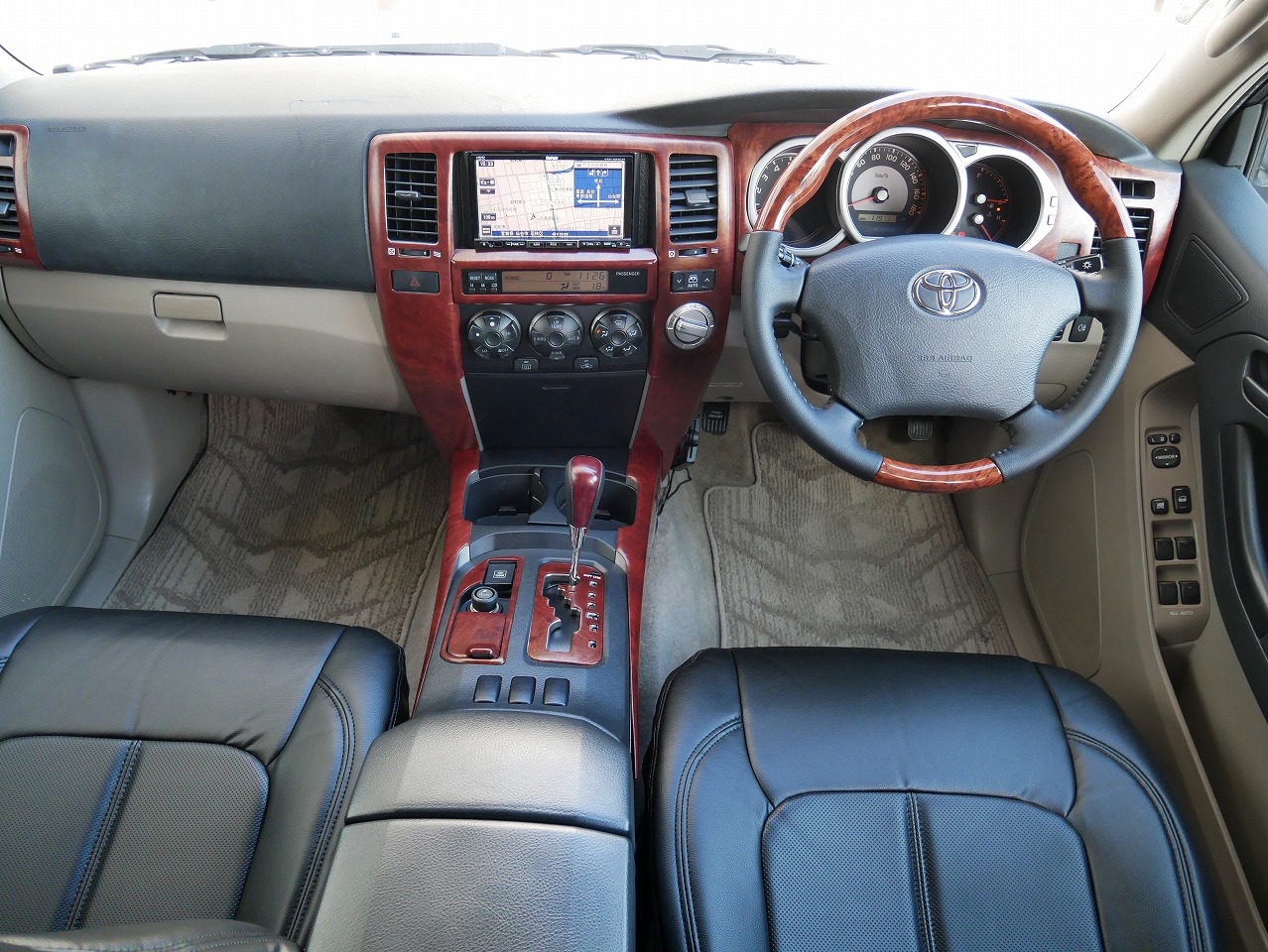 白と黒のコントラストが奏でるぜいたくな２１５サーフ ランクル専門店のキャンプ アウトドアビークル Flexdream Blog