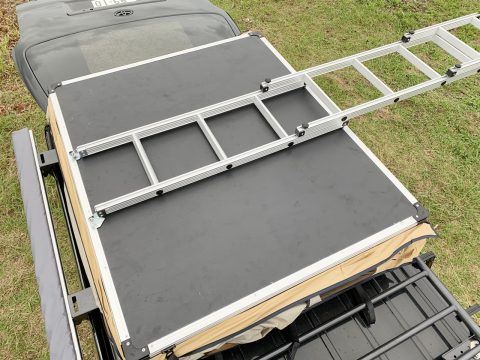 ARB4x4ルーフトップテント設営 梯子おろせばテントが展開 ARB4x4ルーフトップテント設営 梯子おろせばテントが展開