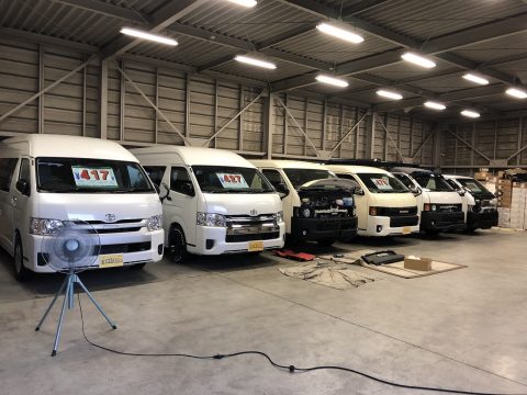 ピット内には希少なスーパーロングの展示車両も♪