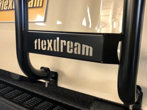 flexdreamリアラダー：ロゴはくり抜いてデザイン