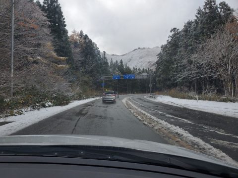 冬はやっぱり四駆が頼れる💪　カッコいい車に乗って、冬を満喫しましょ～⛄