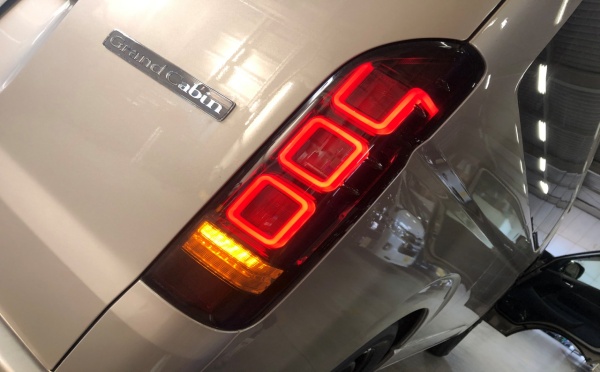 ハイエース　ダズフェローズ スクエア形状のLEDバーが斬新すぎる！ ダズフェローズのハイエース用