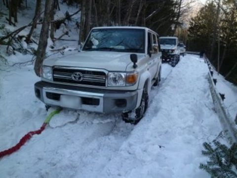 ランクル76バン_牽引シーン_雪道走行_スタック