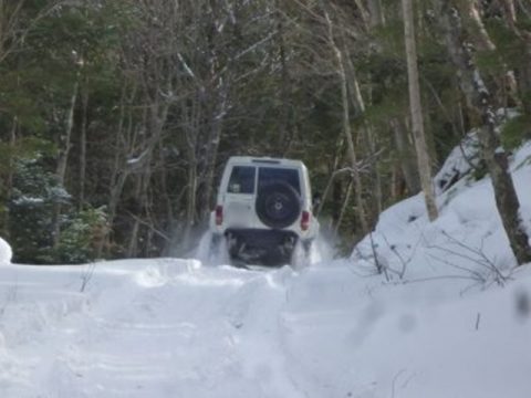 ランクル77シロ_雪道走行中_頼りになるSUV