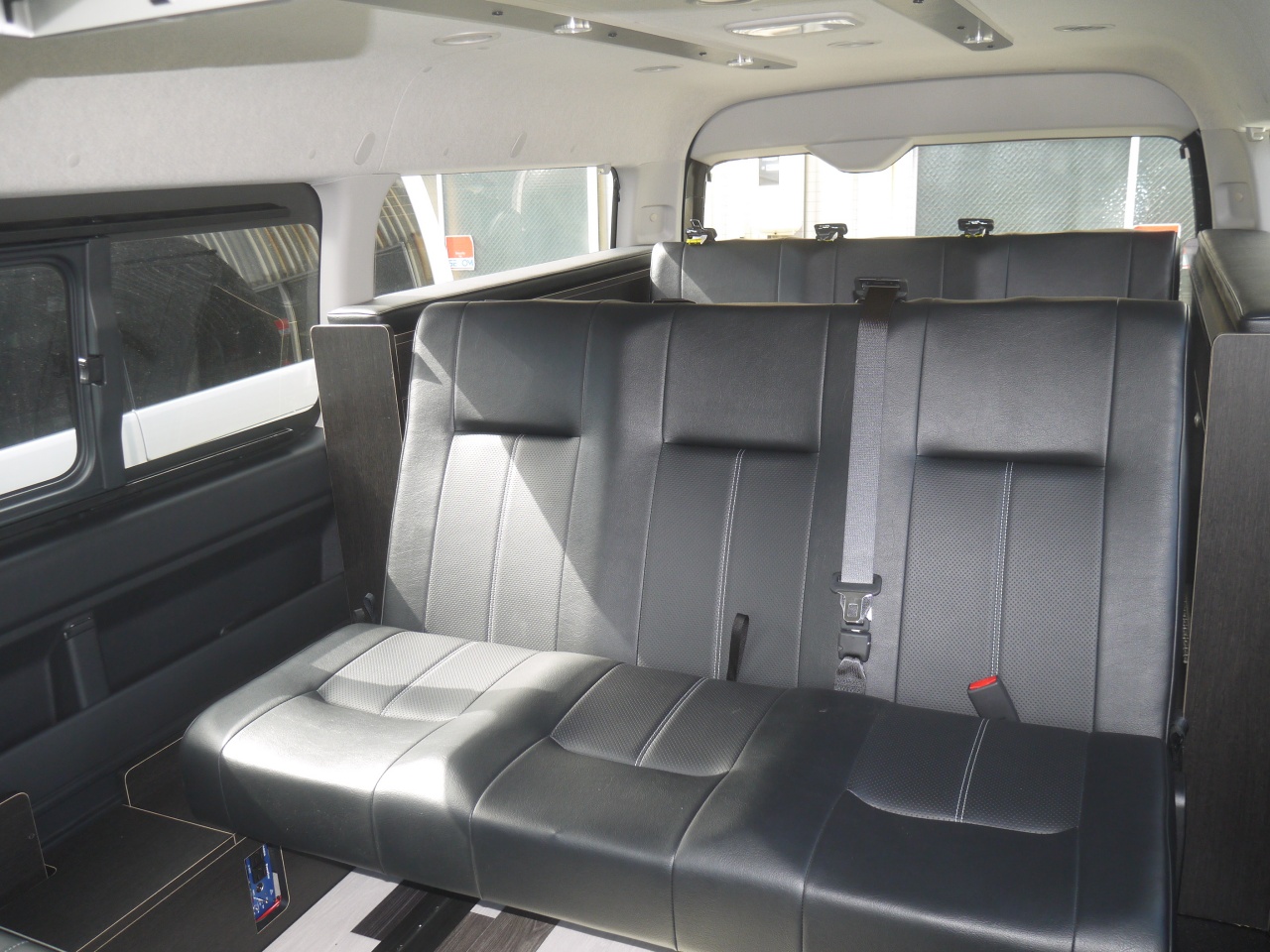 製作実績ご紹介 車中泊可能な内装架装シリーズのハイエンドモデル Fd Box6を追加カスタム多数で製作 ハイエース好きなんだもん ハイエース専門店blog Flexdream Blog