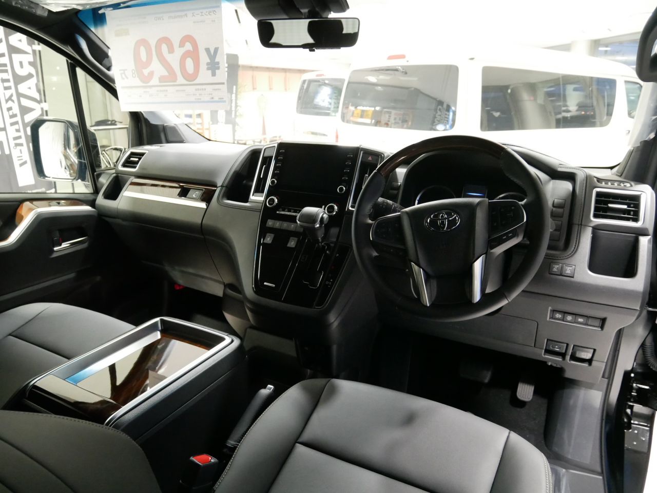 新型グランエース徹底解説 内装編 ハイエース専門店の車中泊 アウトドアビークル Flexdream Blog