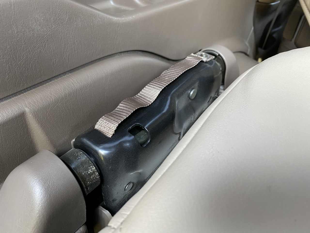 意外と知られていない 荷物を沢山載せたい方は必見 95プラドの3列目シートの外し方 ランクル専門店ですのでランドクルーザーだけ Flexdream Blog 意外と知られていない 荷物を沢山載せたい方は必見 95プラドの3列目シートの外し方 ランクル専門店ですのでランドクルーザーだけ Flexdream Blog
