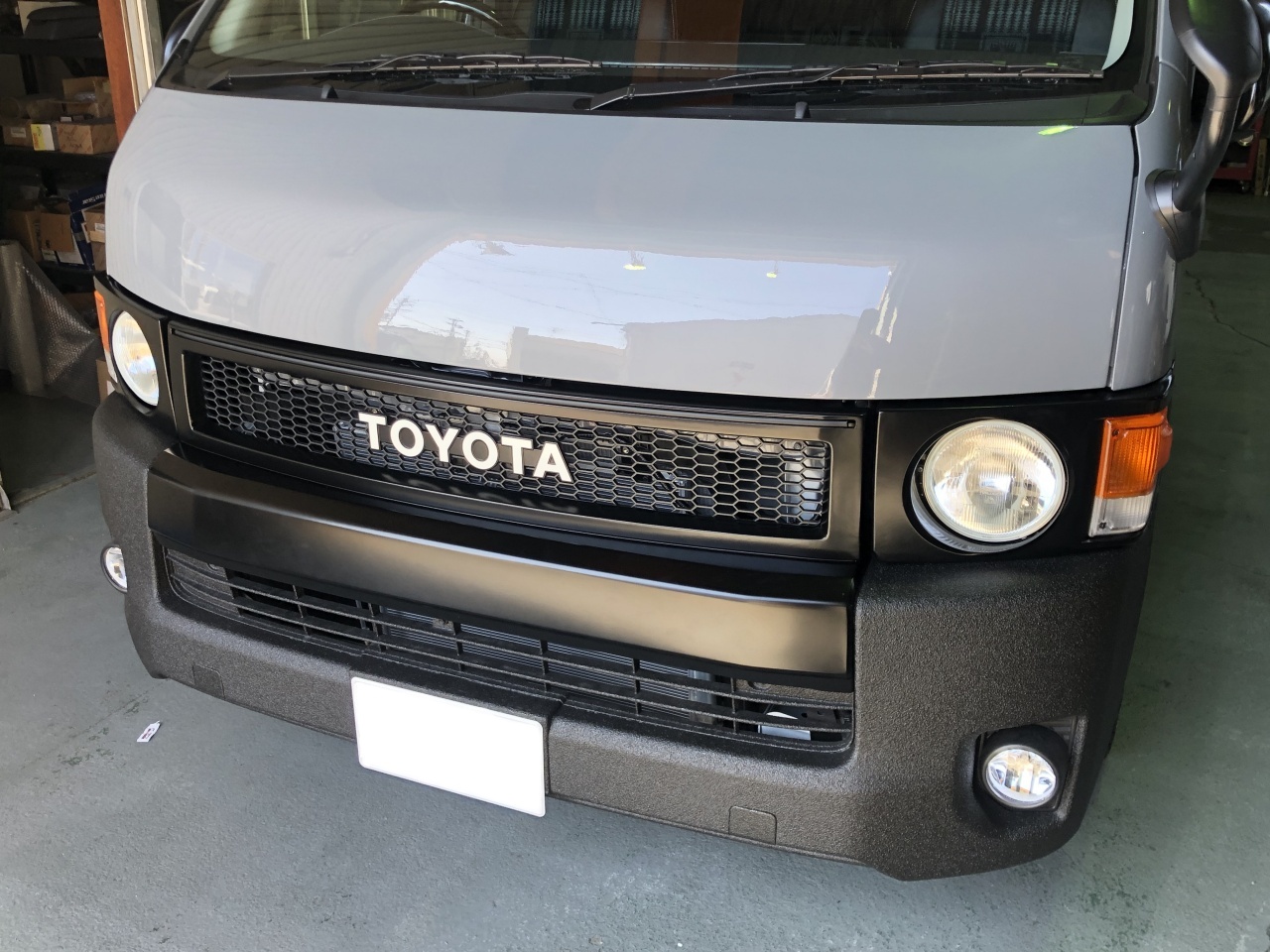 お客様オーダーカスタムのご紹介 新車ハイエースワゴンにオールペイント セメントグレーと丸目換装でデモカーライクにフィニッシュ ハイエース好きなんだもん ハイエース専門店blog Flexdream Blog